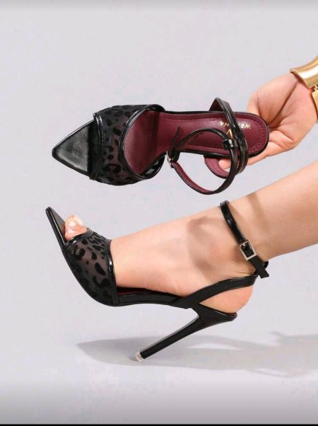 صنادل كعب عالي بتصميم لاسيه أسود، أنيقة وجذابة بتصميم أصبع القدم المدبب وحزام الكاحل المفتوح، كعب رفيع مناسب للحفلات والسهرات