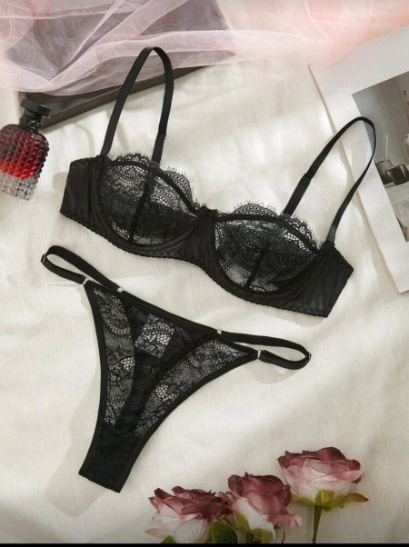 تصميم أنيق وأنثوي فرنسي، صدرية من الشبك والدانتيل الجذاب، ملابس داخلية جذابة شفافة نصف الصدر، طقم ملابس داخلية شبه شفافة وإغراء مع سراويل سترينغ، مناسبة للمناسبات الرومانسية والليالي الخيالية <br> <span class='text-color-warm'>سيتوفر قريباً</span>