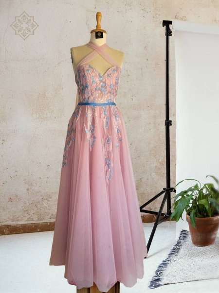 فستان وردي تول مطرز بالفيروزي