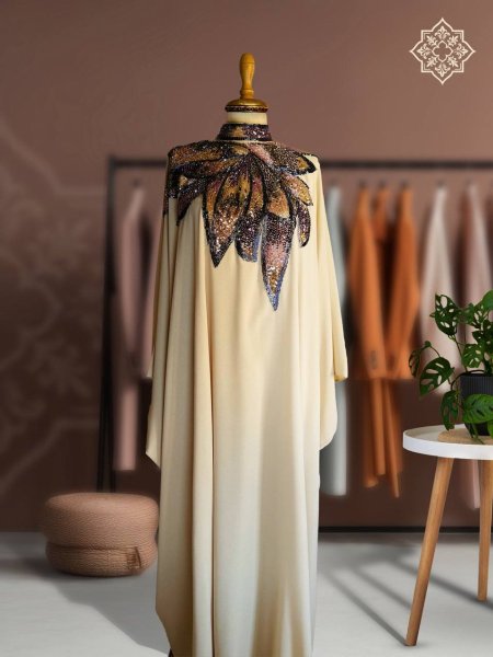 عباءة بيج مطرزة شك نول بالوان مميزة