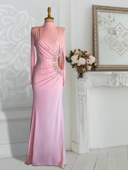 فستان وردي باكمام وتطريز مميز وفتحة عند الخصر